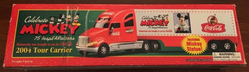 10279-1 € 40,00 coca cola vrachtwagen met verlichting 2004 Mickey incl. mickey beeldje ca 40 cm.jpeg